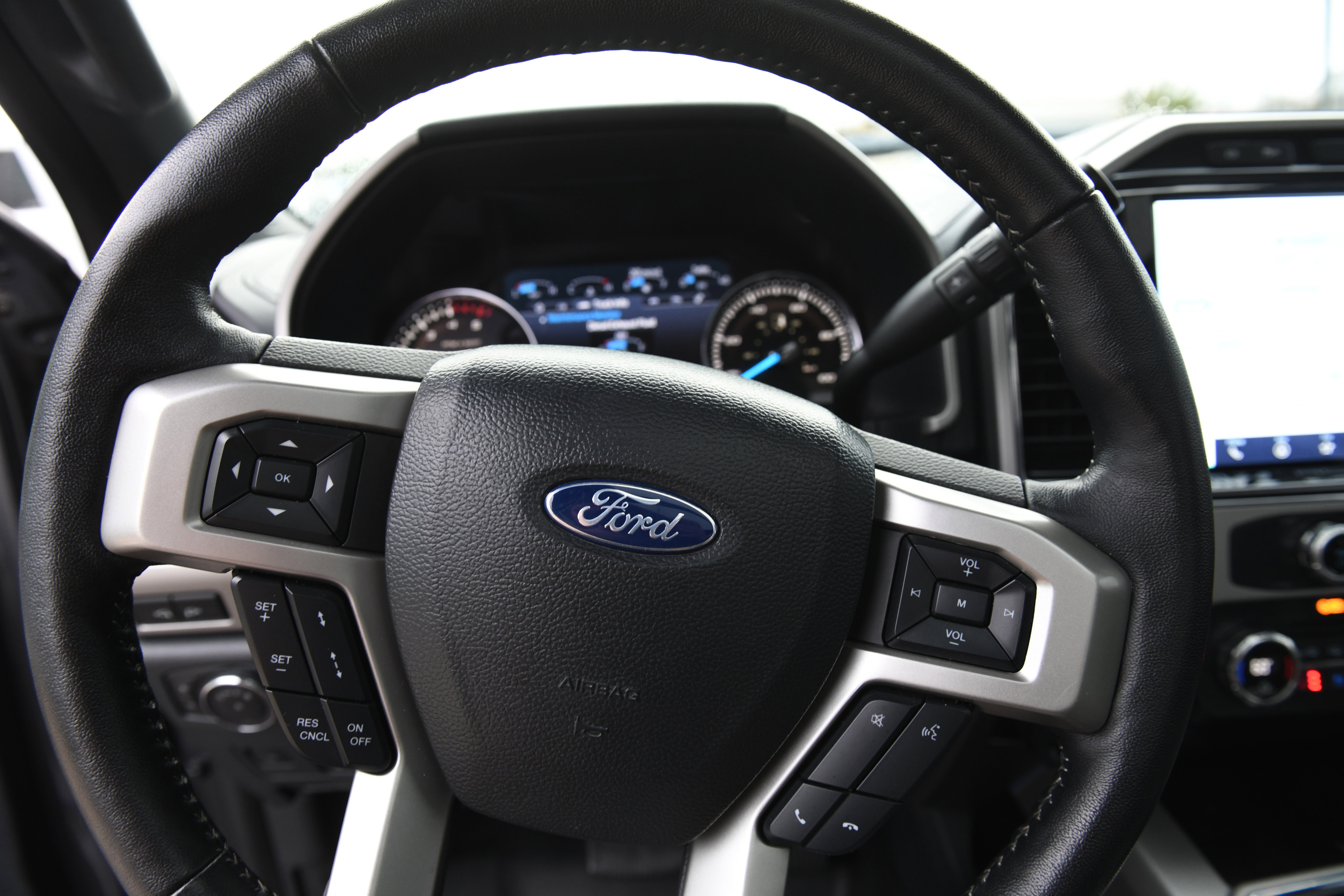 Used 2022 Ford F250 Lariat w/ Black Appearance Package image 33