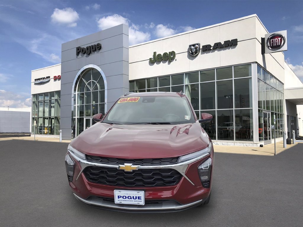 Used 2025 Chevrolet Trax LT w/ LT Convenience Package FWD image 8