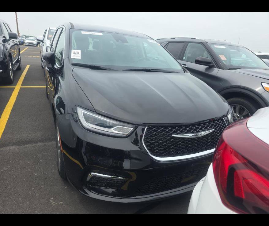 Used 2024 Chrysler Pacifica Touring-L FWD image 8
