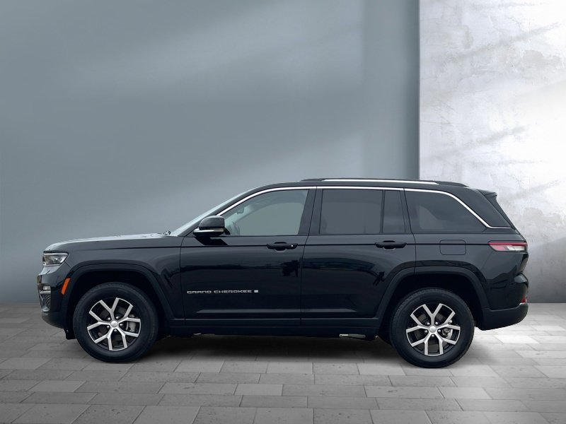 Used 2023 Jeep Grand Cherokee Limited image 3