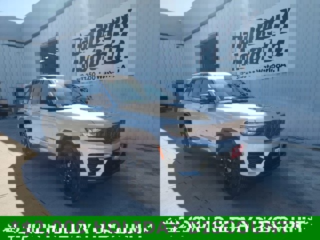 New 2025 Jeep Grand Cherokee Altitude image 1