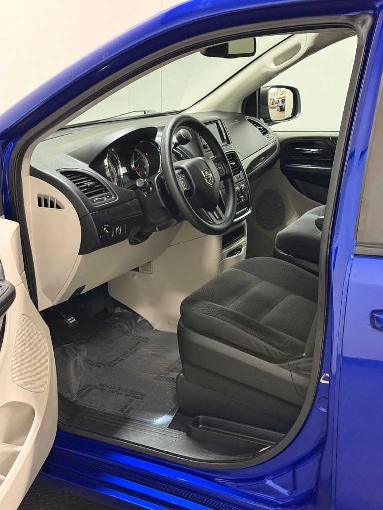 Used 2018 Dodge Grand Caravan SE w/ UConnect Hands-Free Group FWD image 8