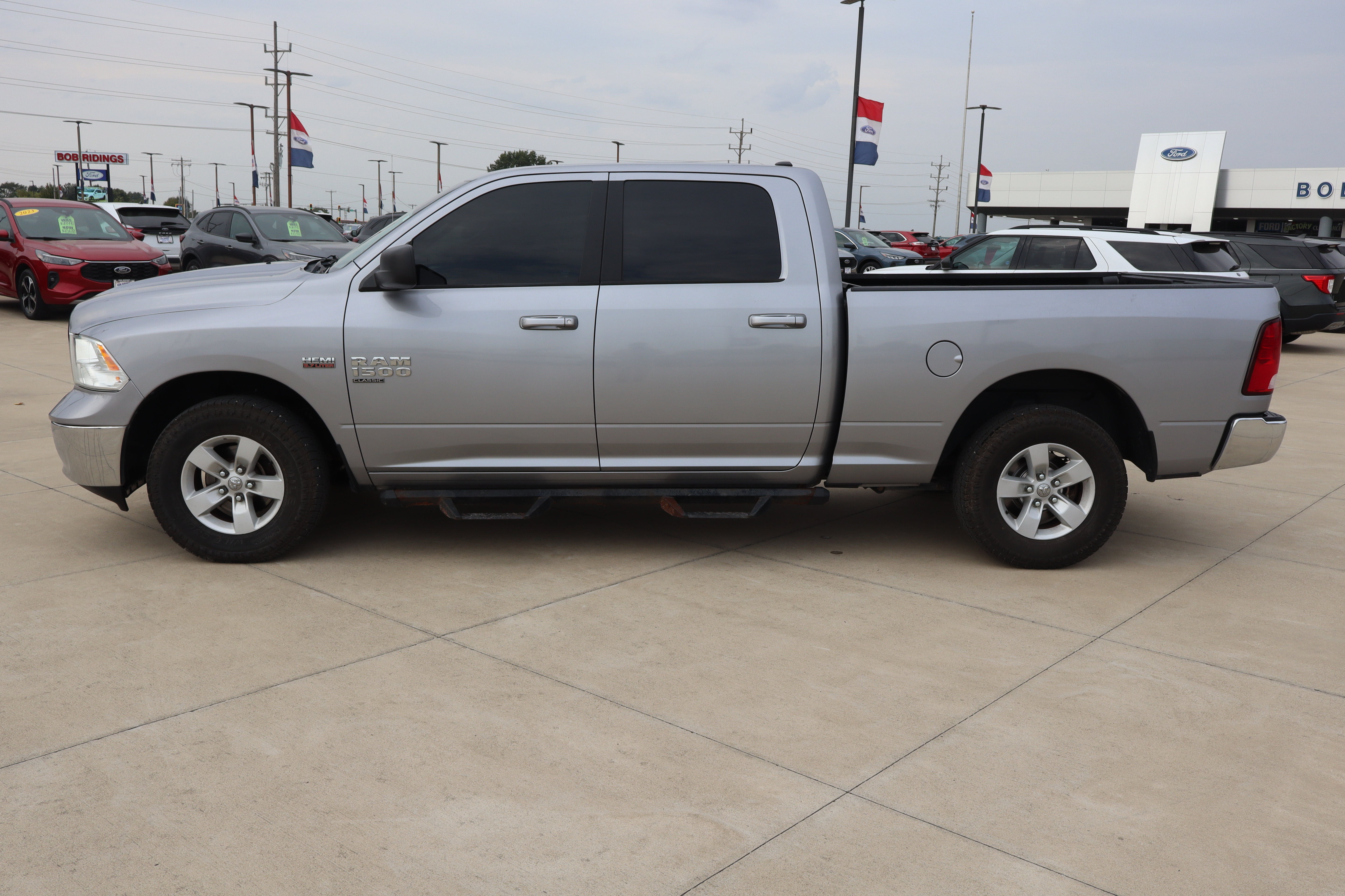 Used 2020 RAM 1500 Classic SLT AWD/4WD image 9