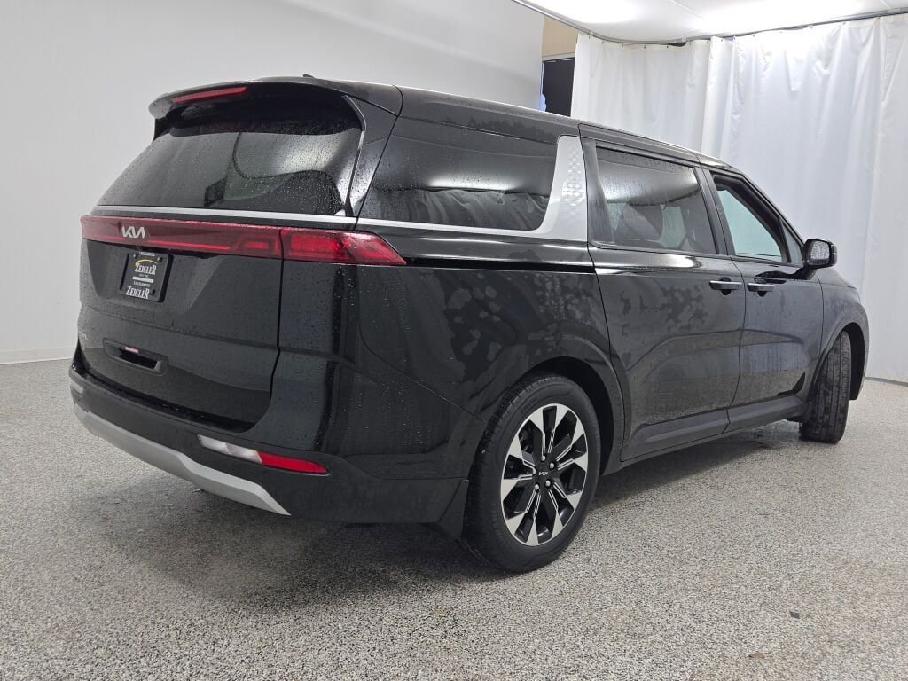 Used 2024 Kia Carnival EX image 12