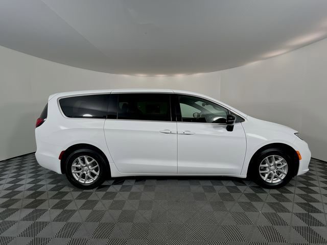 New 2026 Chrysler Pacifica Select image 10