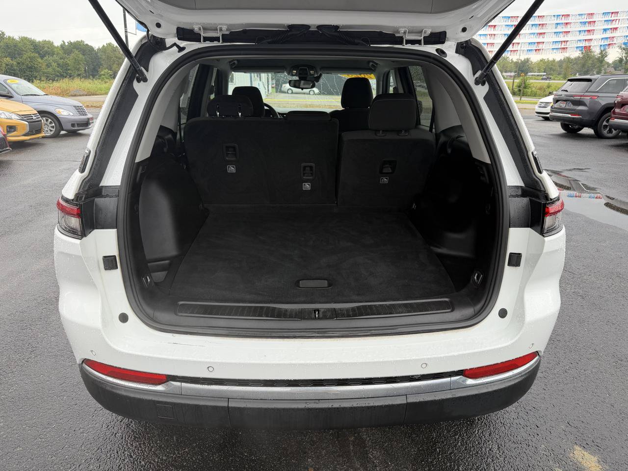 Used 2023 Jeep Grand Cherokee Laredo w/ Trailer Tow Prep Group (B) AWD/4WD image 6