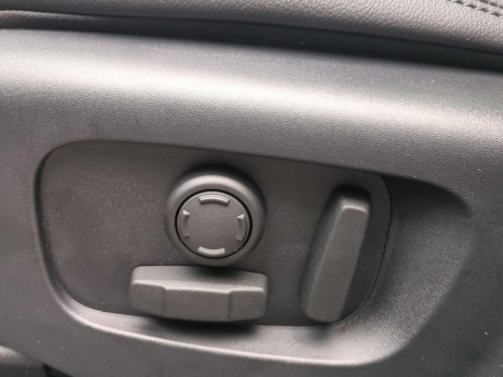 New 2026 Land Rover Range Rover Velar Dynamic SE image 14