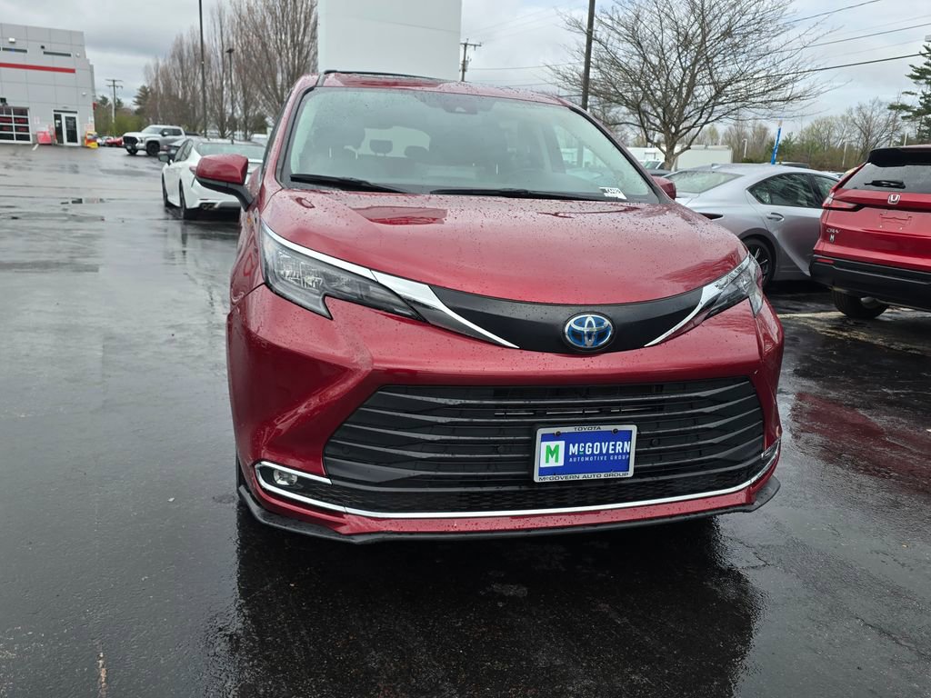 Used 2024 Toyota Sienna XLE w/ XLE Plus Package image 10