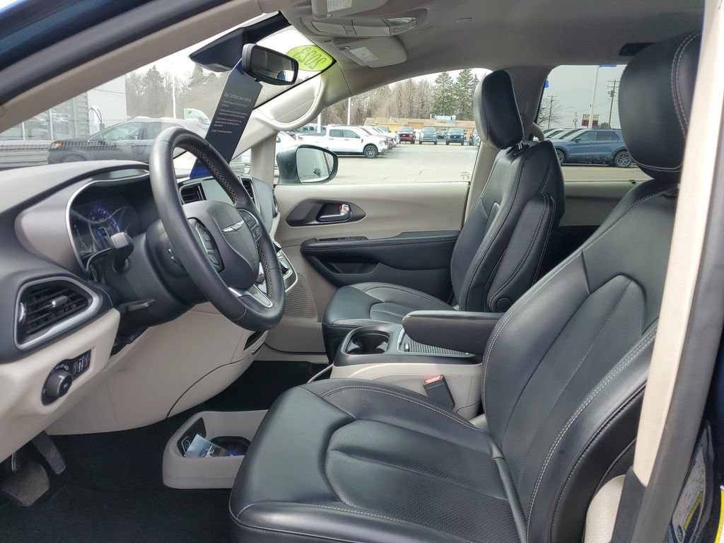 Used 2023 Chrysler Pacifica Touring-L image 8