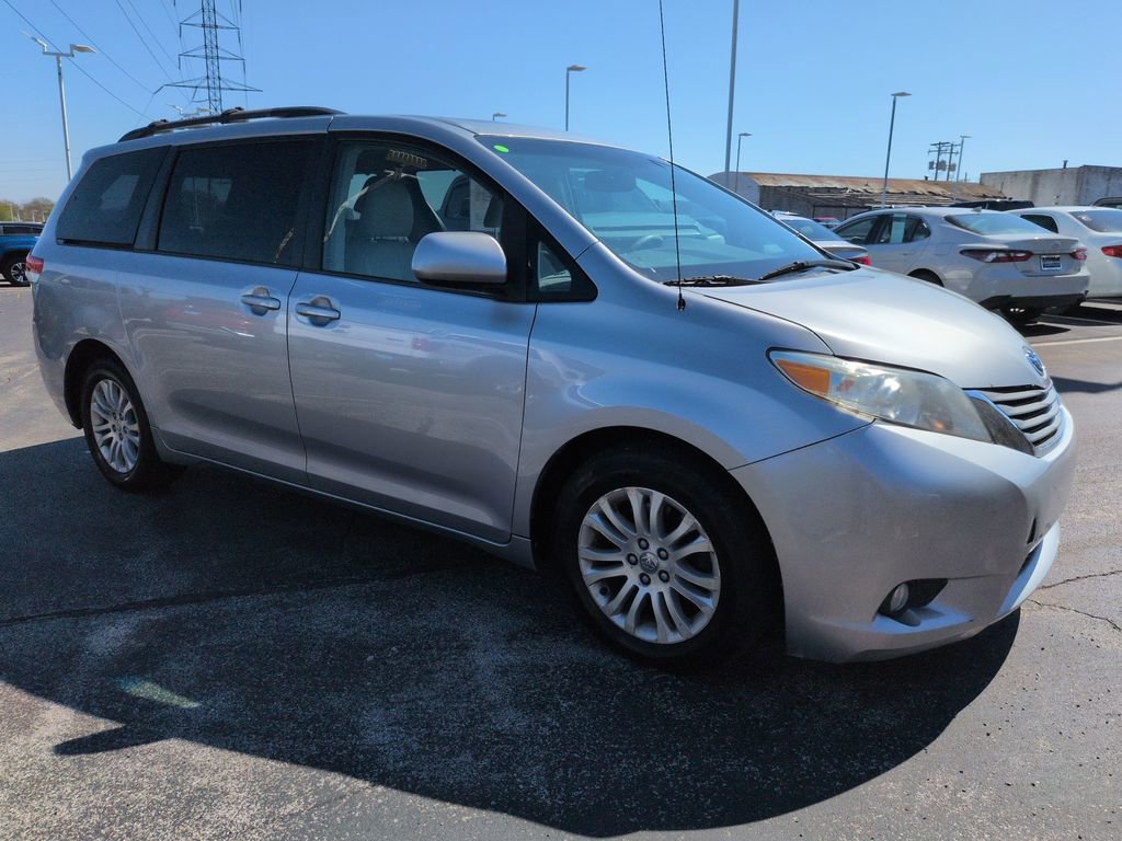 Used 2013 Toyota Sienna XLE image 7