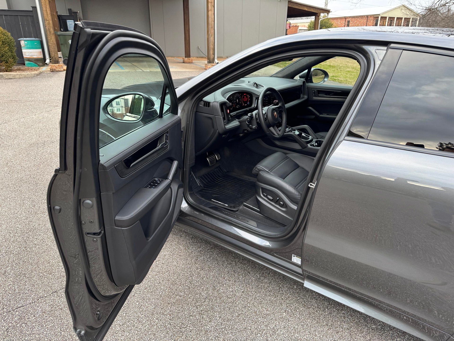 Used 2025 Porsche Cayenne GTS AWD/4WD image 11