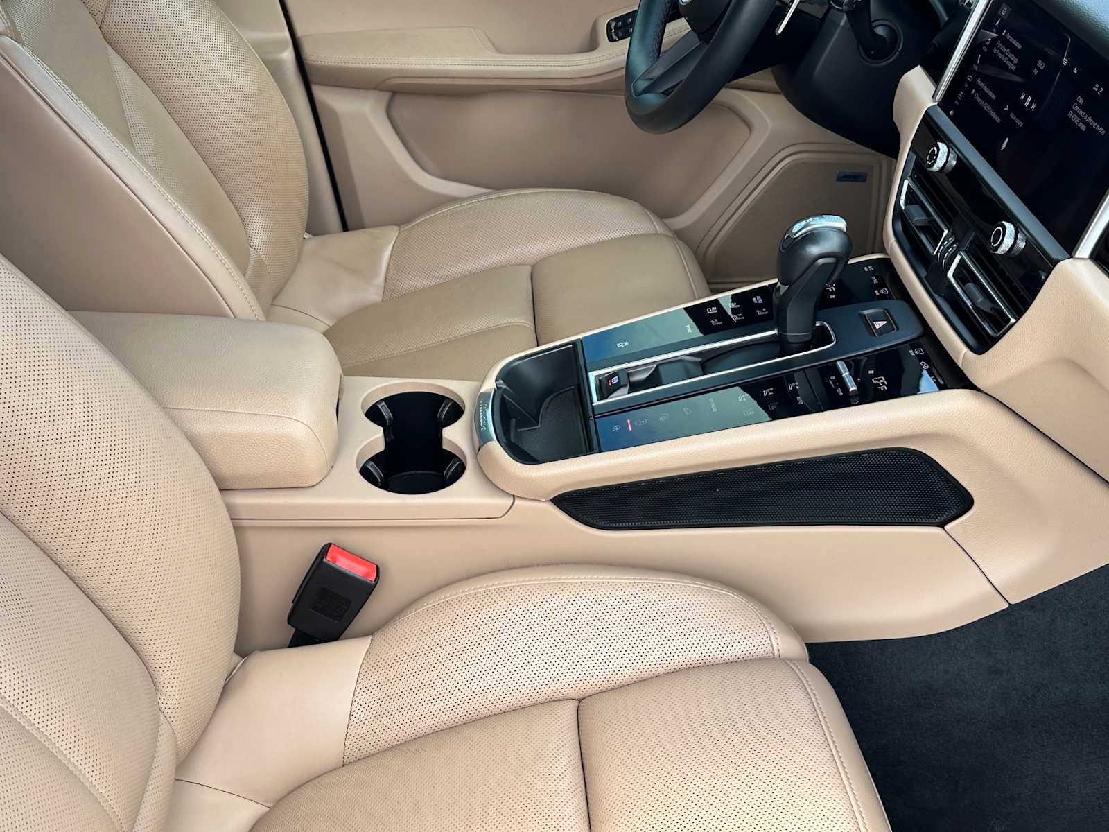 Used 2024 Porsche Macan w/ Premium Plus Package image 22