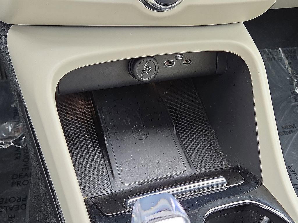 Used 2024 Volvo XC40 B5 Plus AWD/4WD image 28