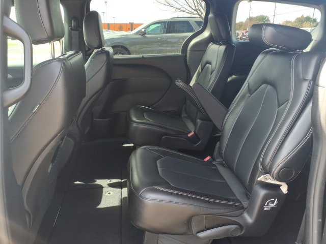 Certified 2025 Chrysler Pacifica Select FWD image 13