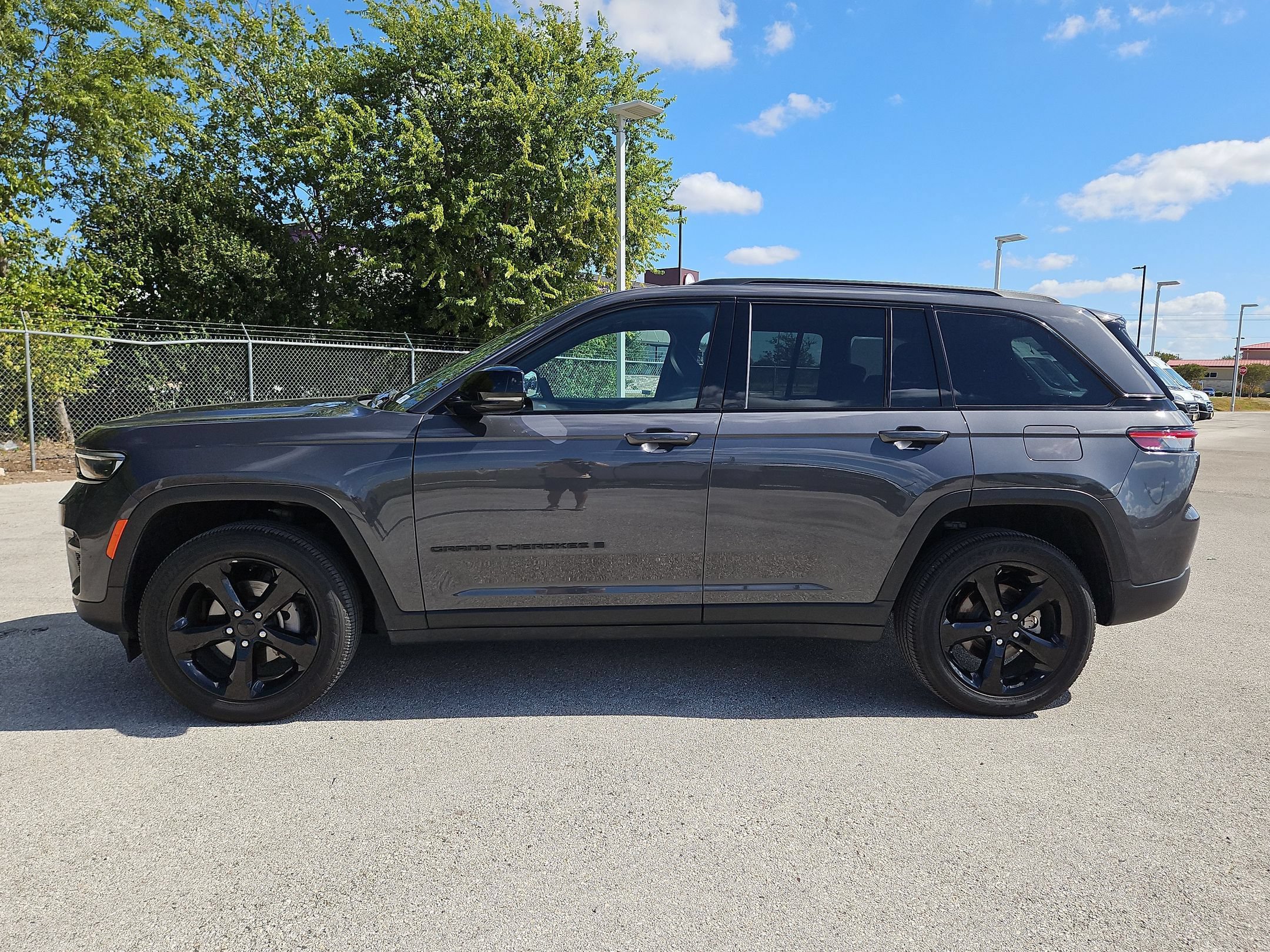 Used 2025 Jeep Grand Cherokee Laredo RWD image 6