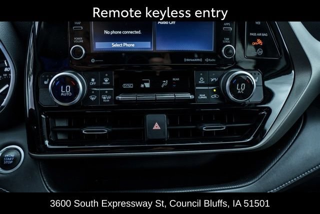 Used 2021 Toyota Highlander XLE AWD/4WD image 18