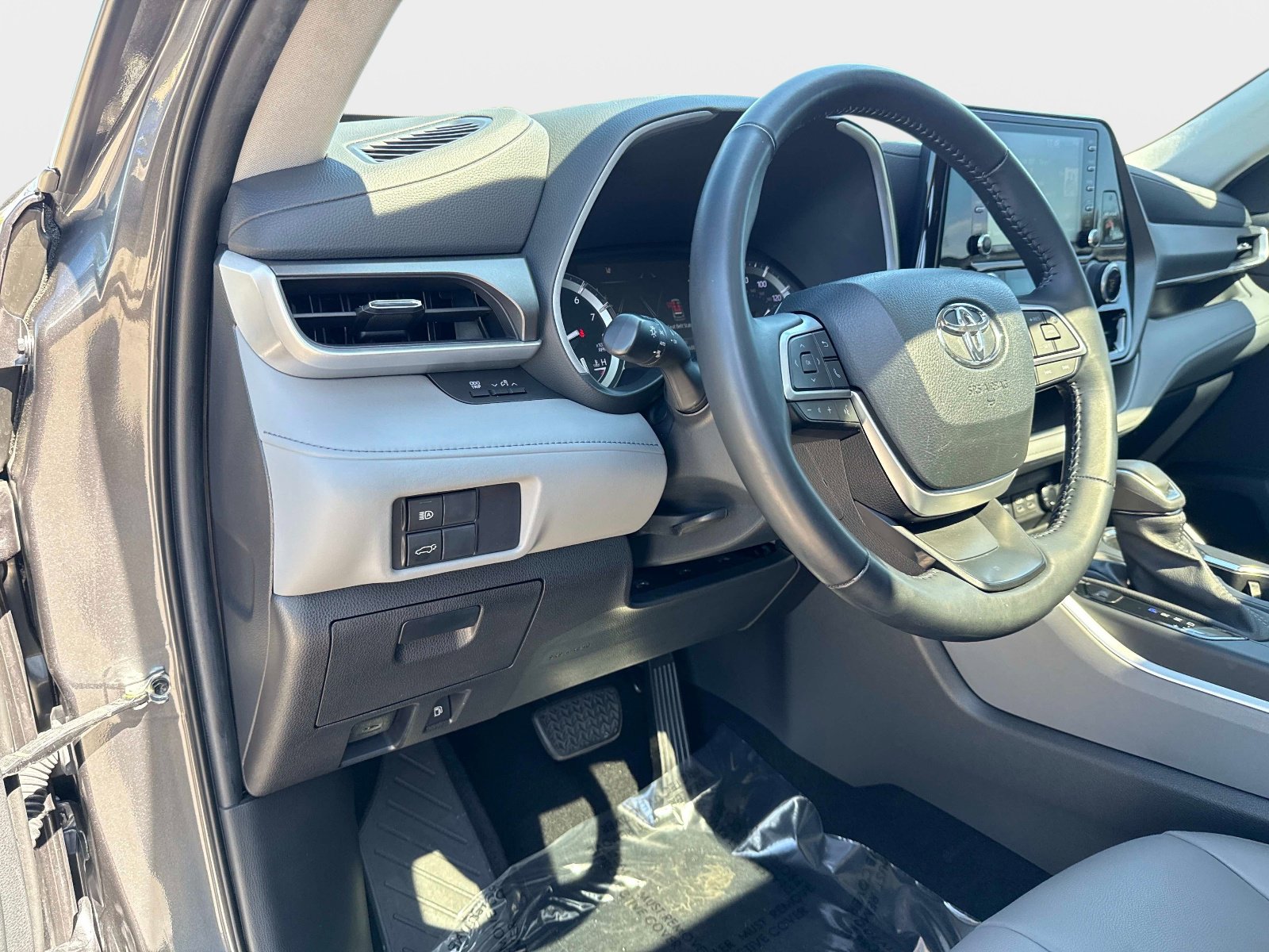 Used 2022 Toyota Highlander XLE image 19