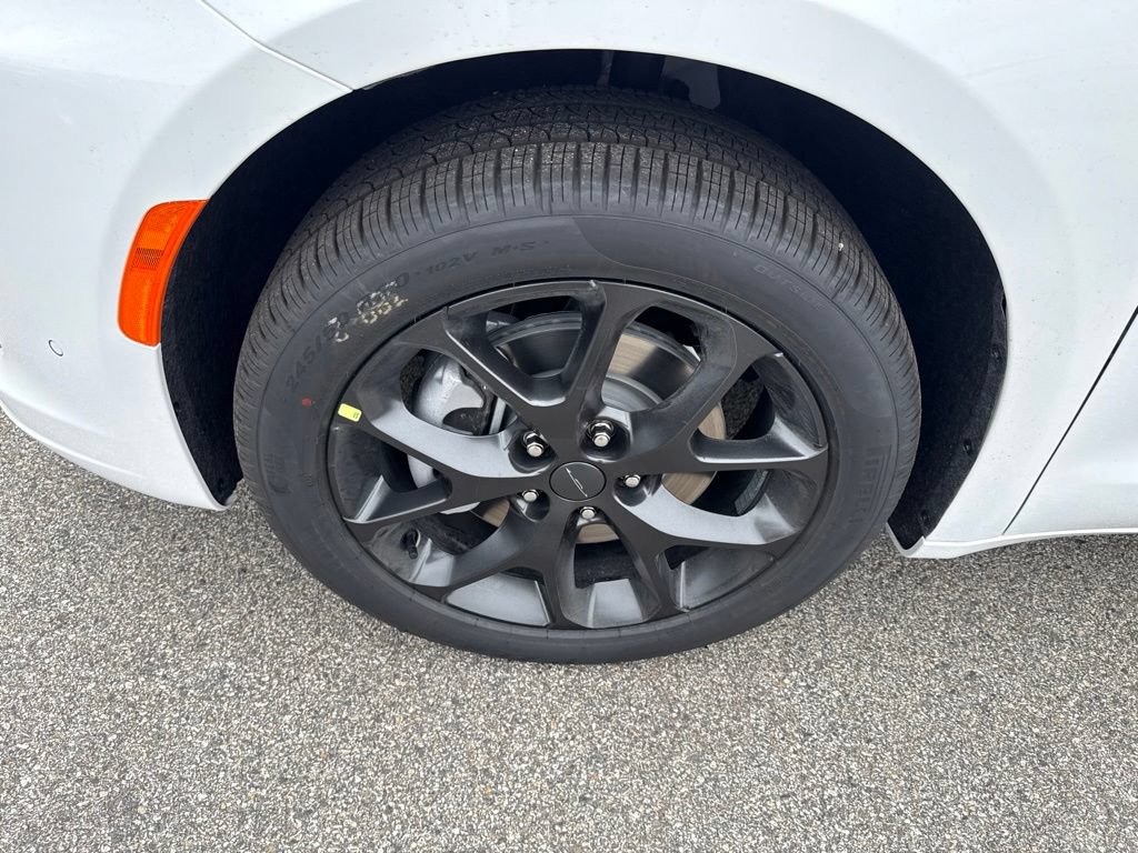 New 2027 Chrysler Pacifica Limited AWD/4WD image 9