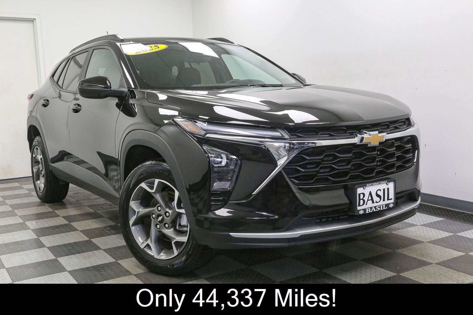 Used 2025 Chevrolet Trax LT FWD image 2
