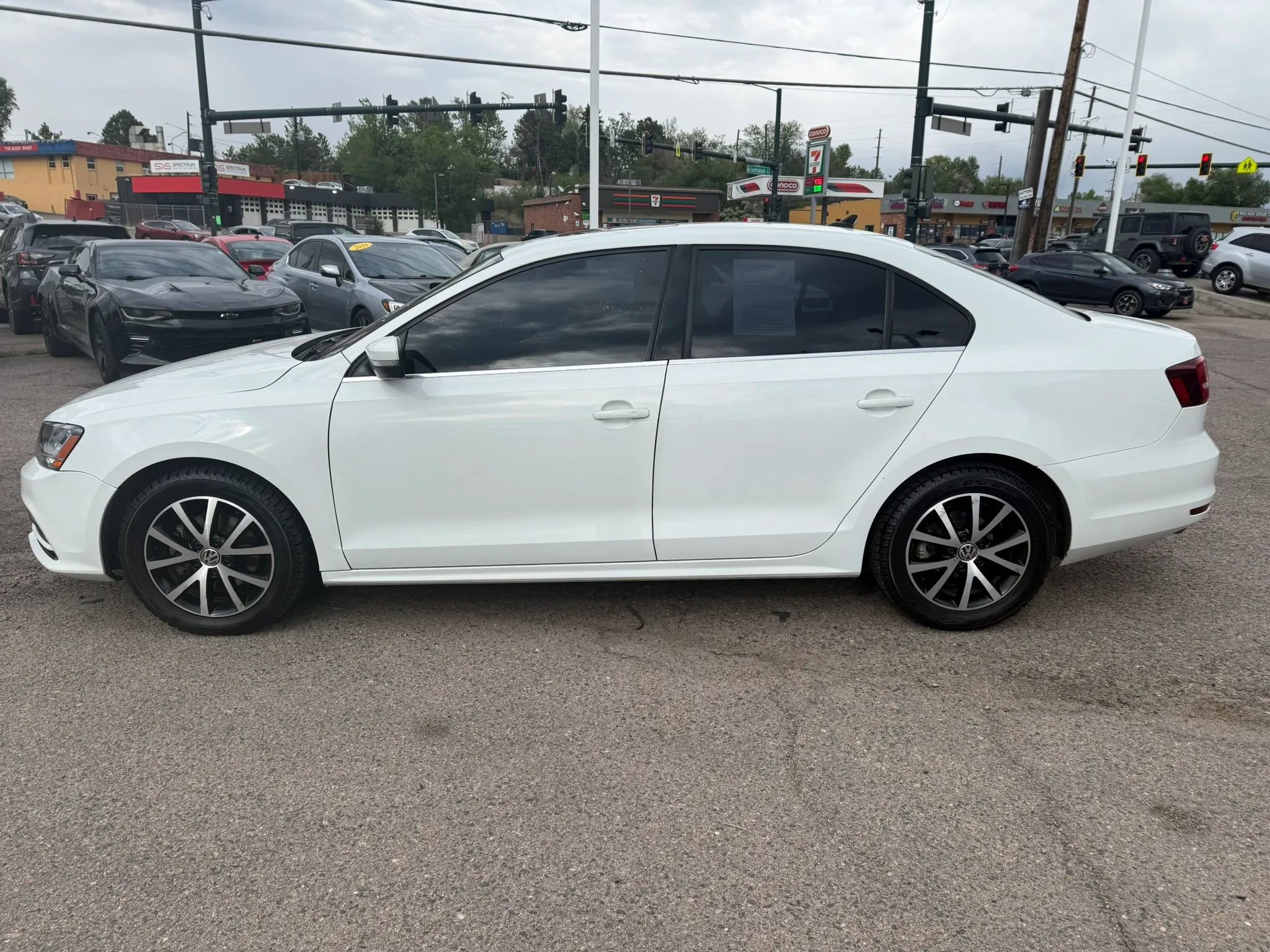 Used 2017 Volkswagen Jetta SE FWD image 4