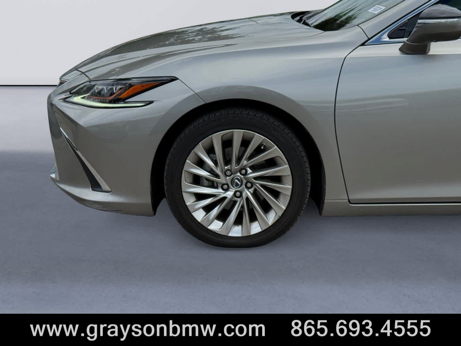 Used 2020 Lexus ES 300h Ultra Luxury w/ Accessory Package 2 FWD image 9