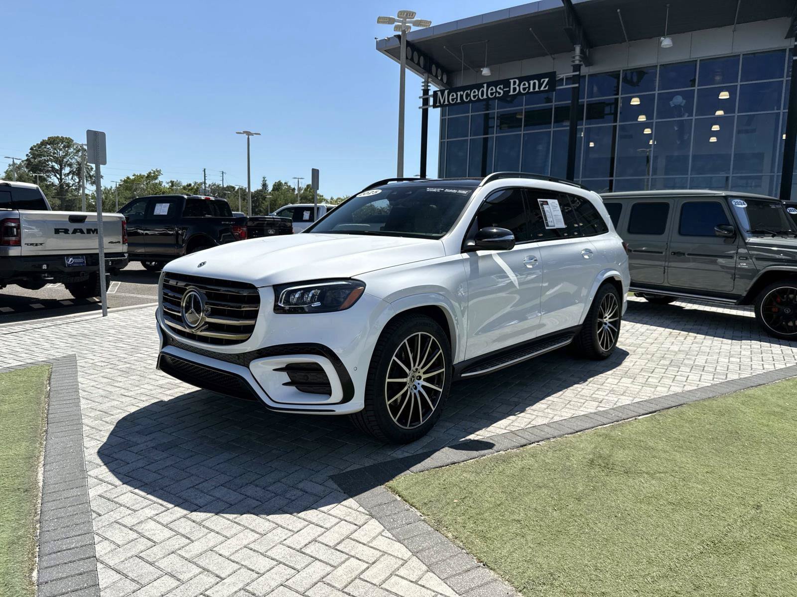 Used 2025 Mercedes-Benz GLS 450 4MATIC image 2