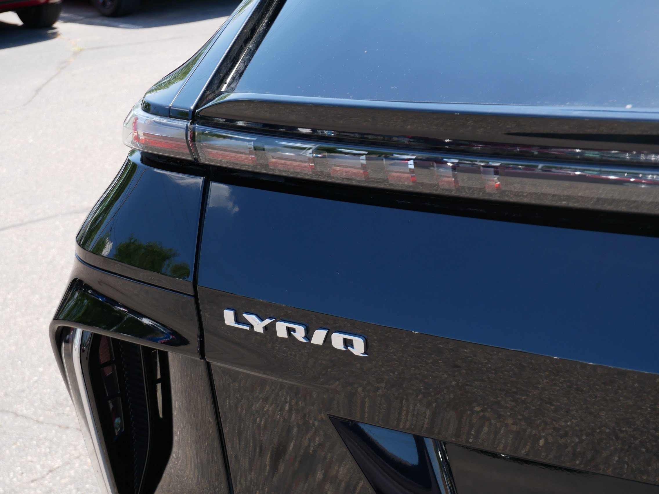 Used 2024 Cadillac Lyriq Luxury AWD/4WD image 17