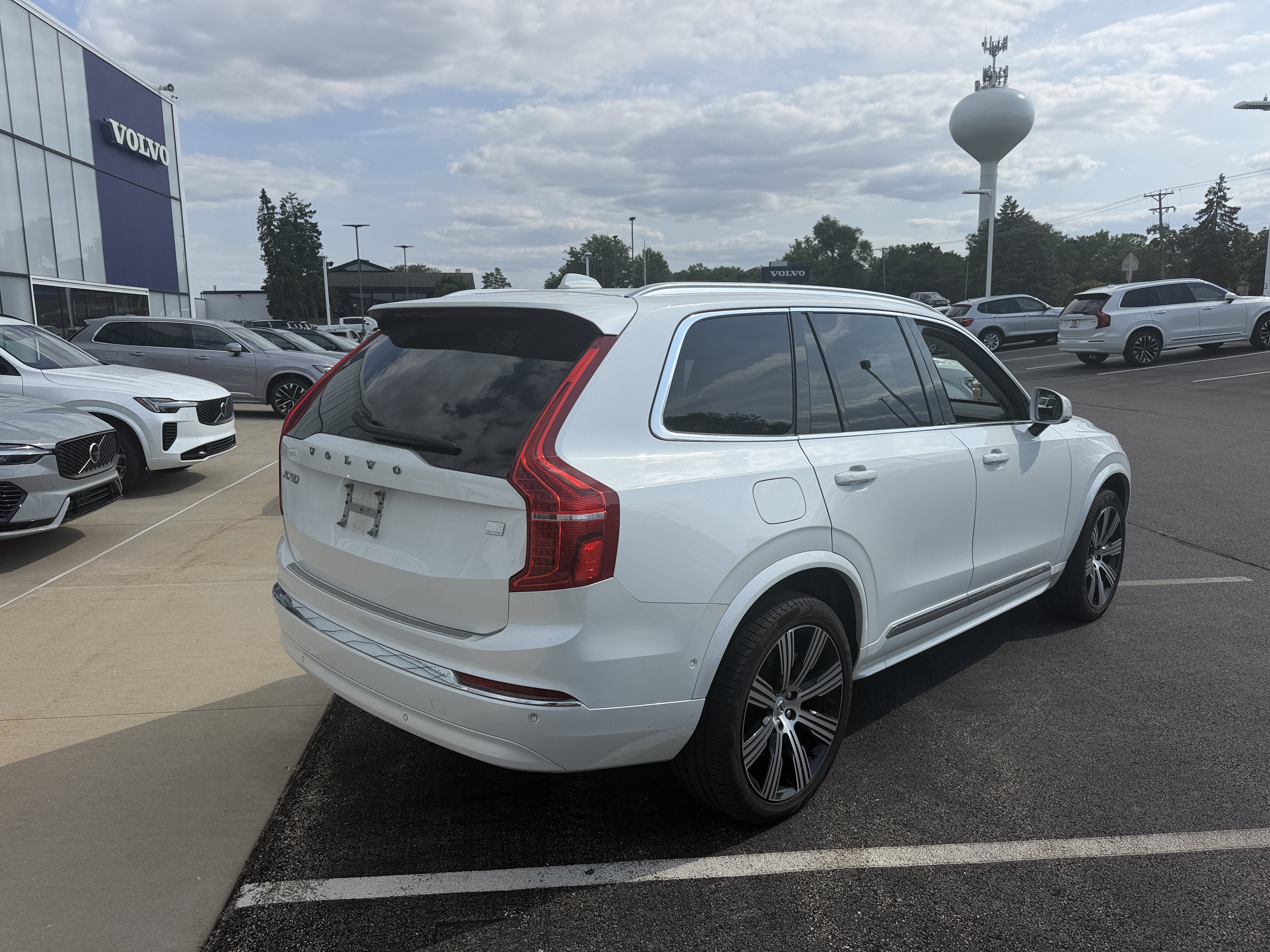 Used 2024 Volvo XC90 T8 Ultimate w/ Protection Package Premier AWD/4WD image 4