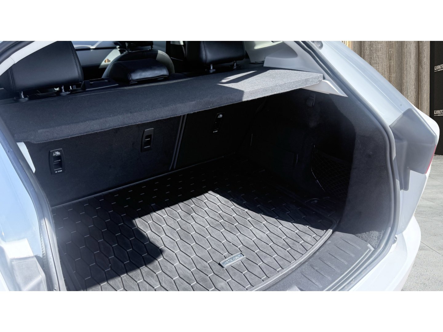 Used 2020 Jaguar E-PACE SE image 16