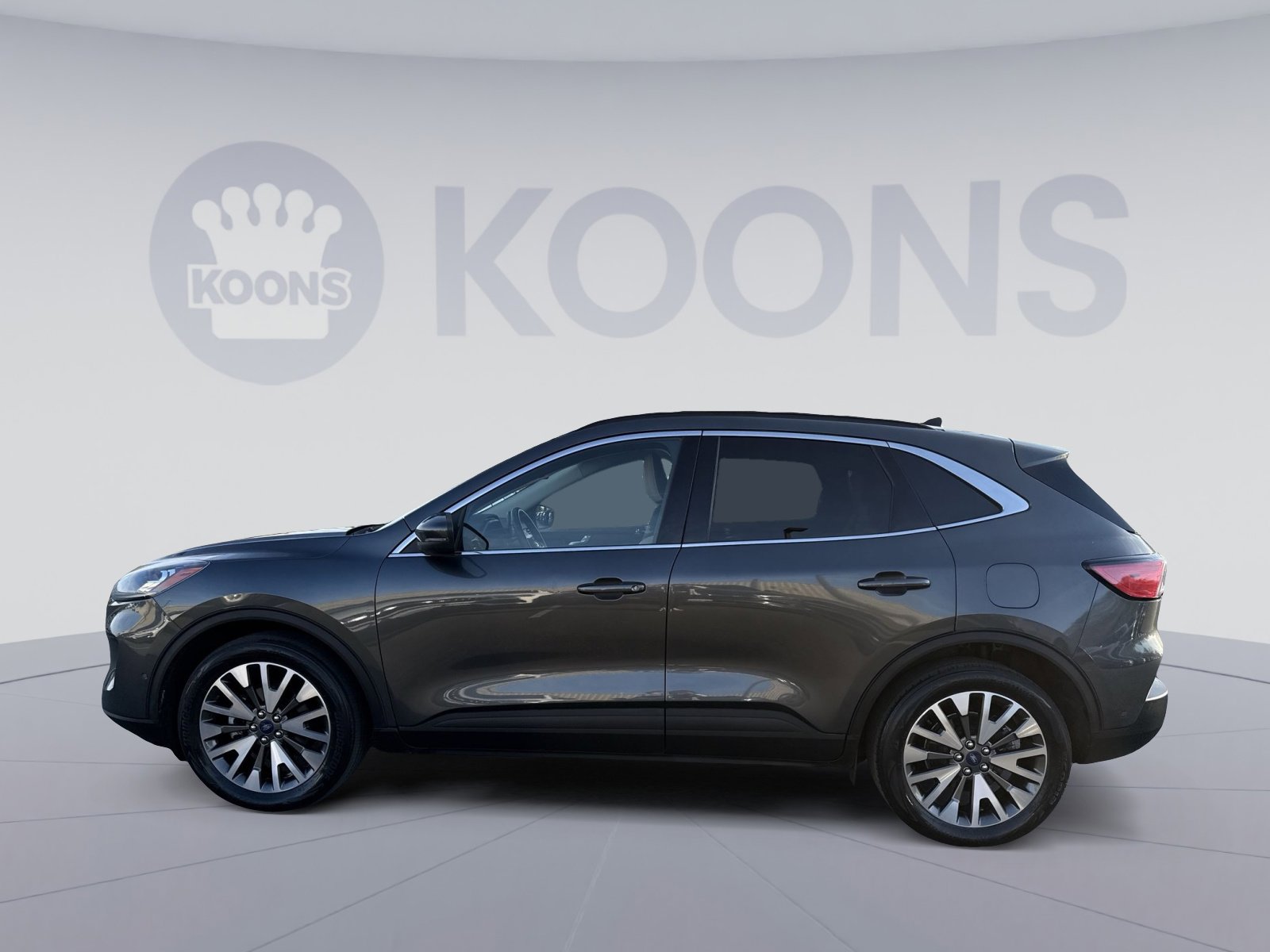 Used 2020 Ford Escape Titanium image 2