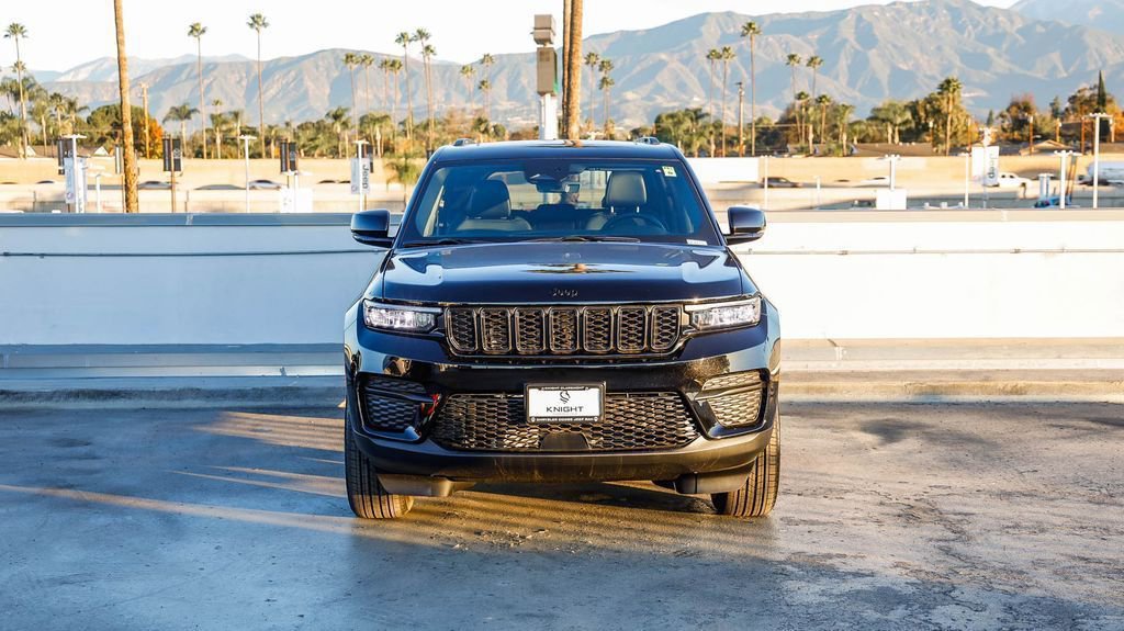 New 2025 Jeep Grand Cherokee Altitude image 3