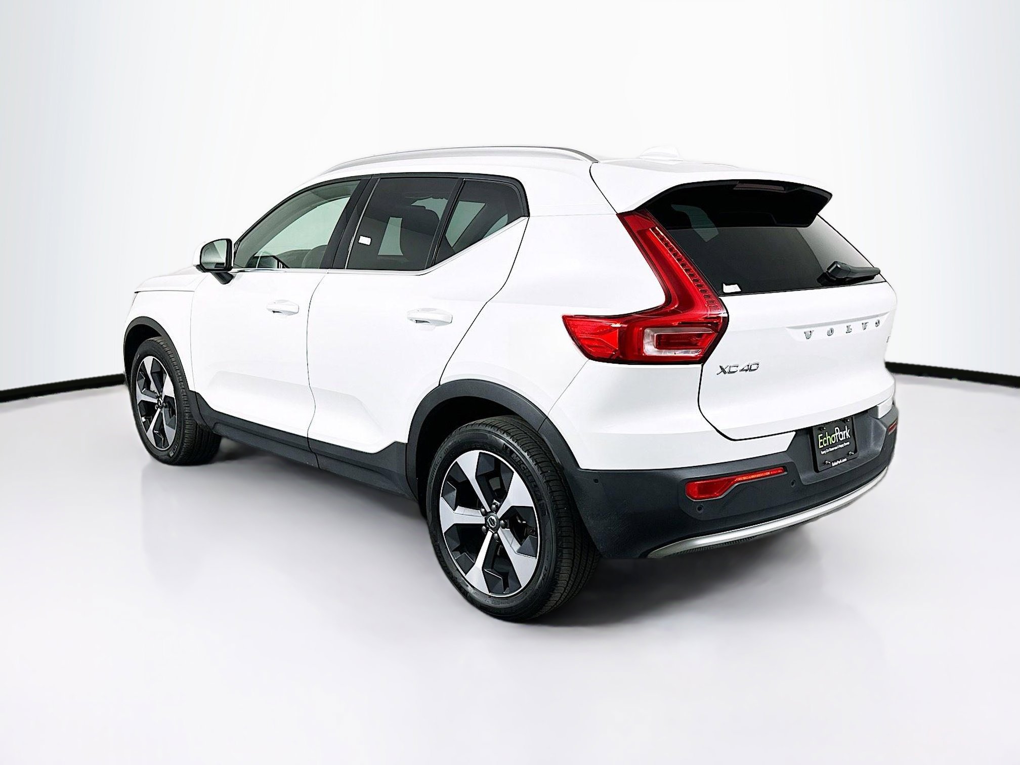 Used 2025 Volvo XC40 B5 Plus image 5