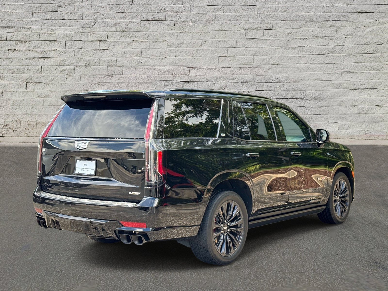 Certified 2023 Cadillac Escalade V w/ LPO, ONYX Package AWD/4WD image 5