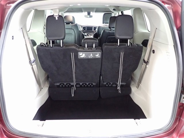 Used 2019 Chrysler Pacifica Touring-L image 14