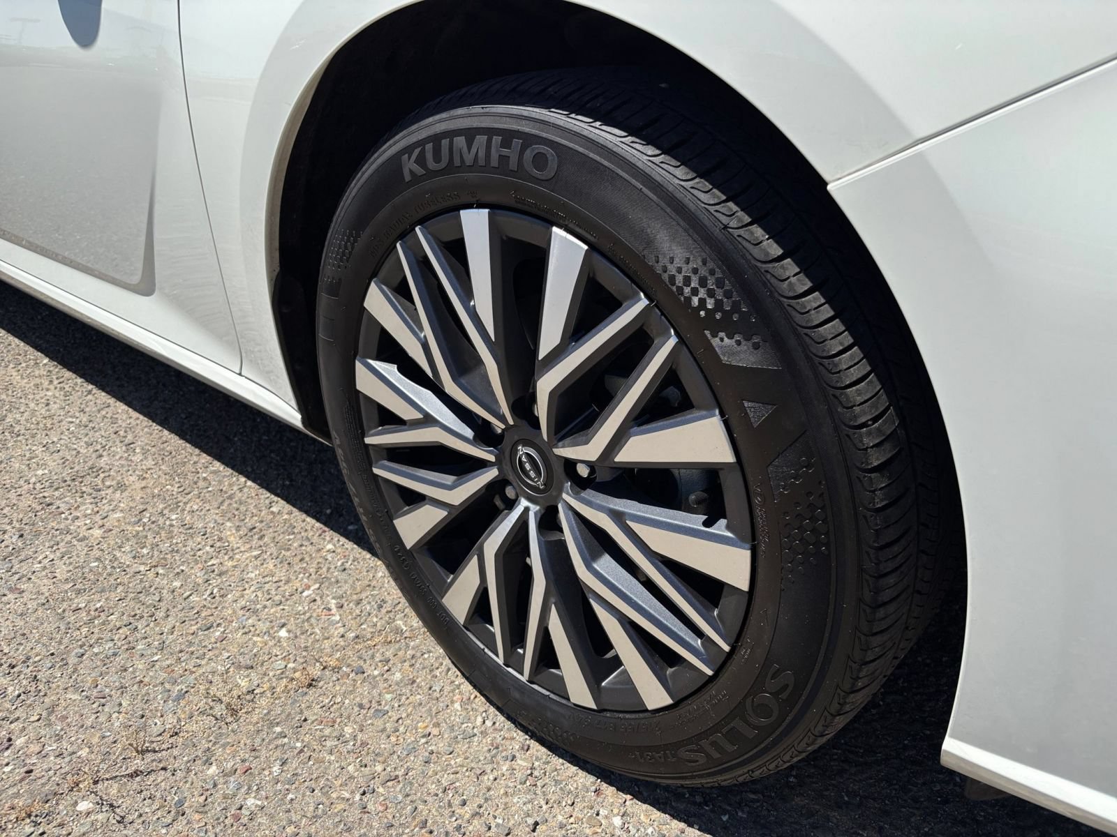 Used 2025 Nissan Altima 2.5 SV FWD image 31