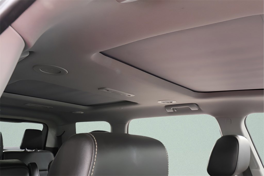 Used 2023 GMC Acadia SLT w/ GMC Pro Grade Package image 9