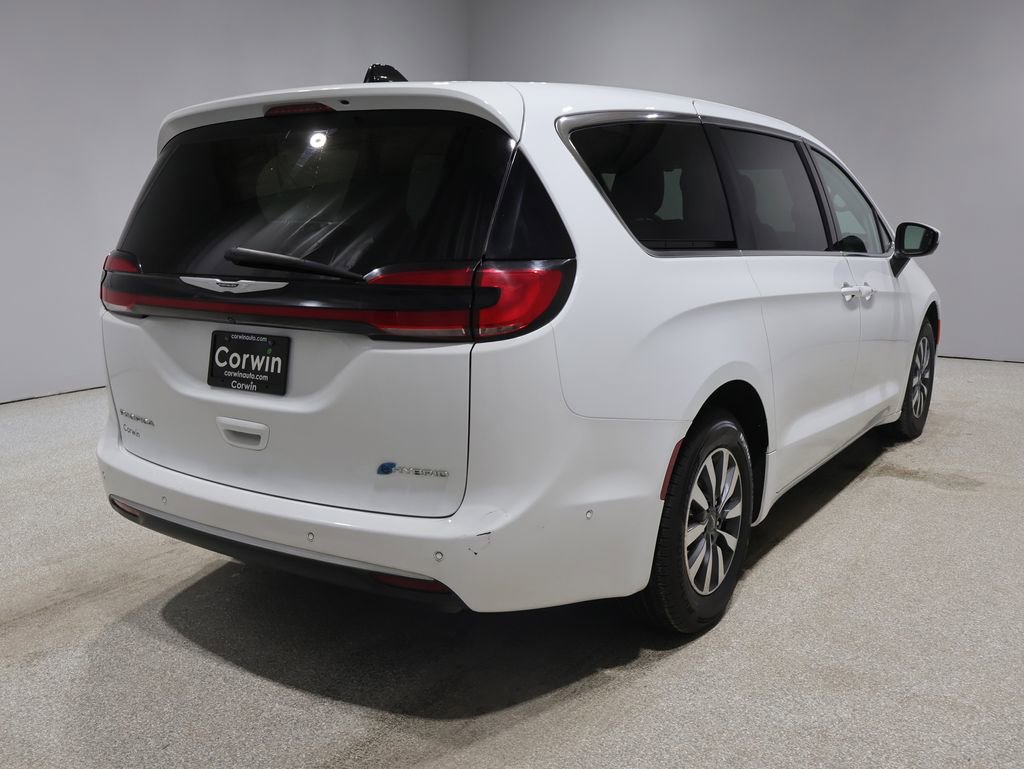 Used 2023 Chrysler Pacifica Touring-L image 12