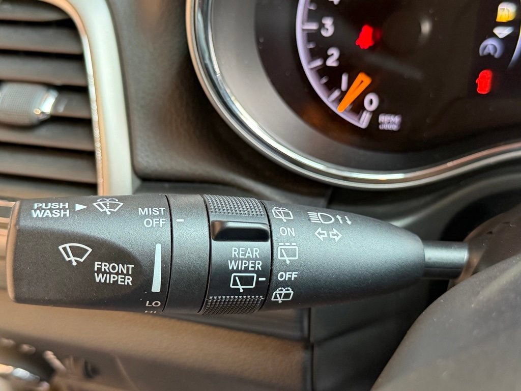 Used 2021 Jeep Grand Cherokee Laredo AWD/4WD image 34