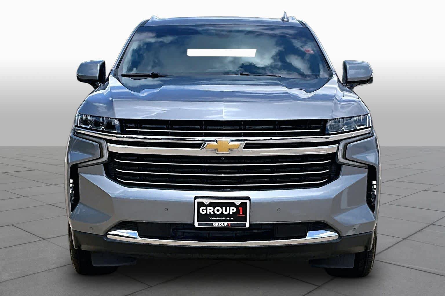 Used 2022 Chevrolet Suburban LT w/ Luxury Package RWD image 4