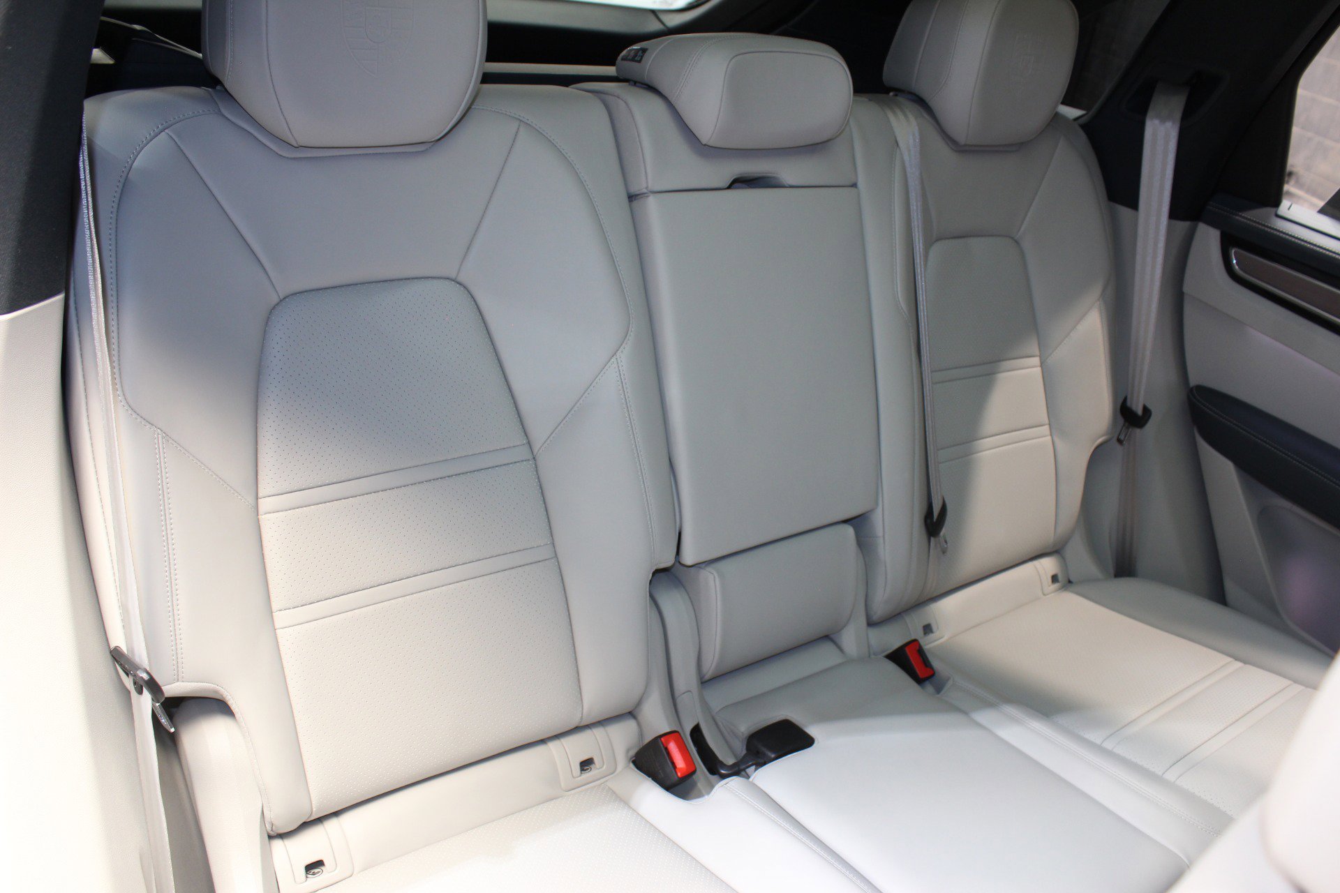 Used 2023 Porsche Cayenne Platinum Edition image 45