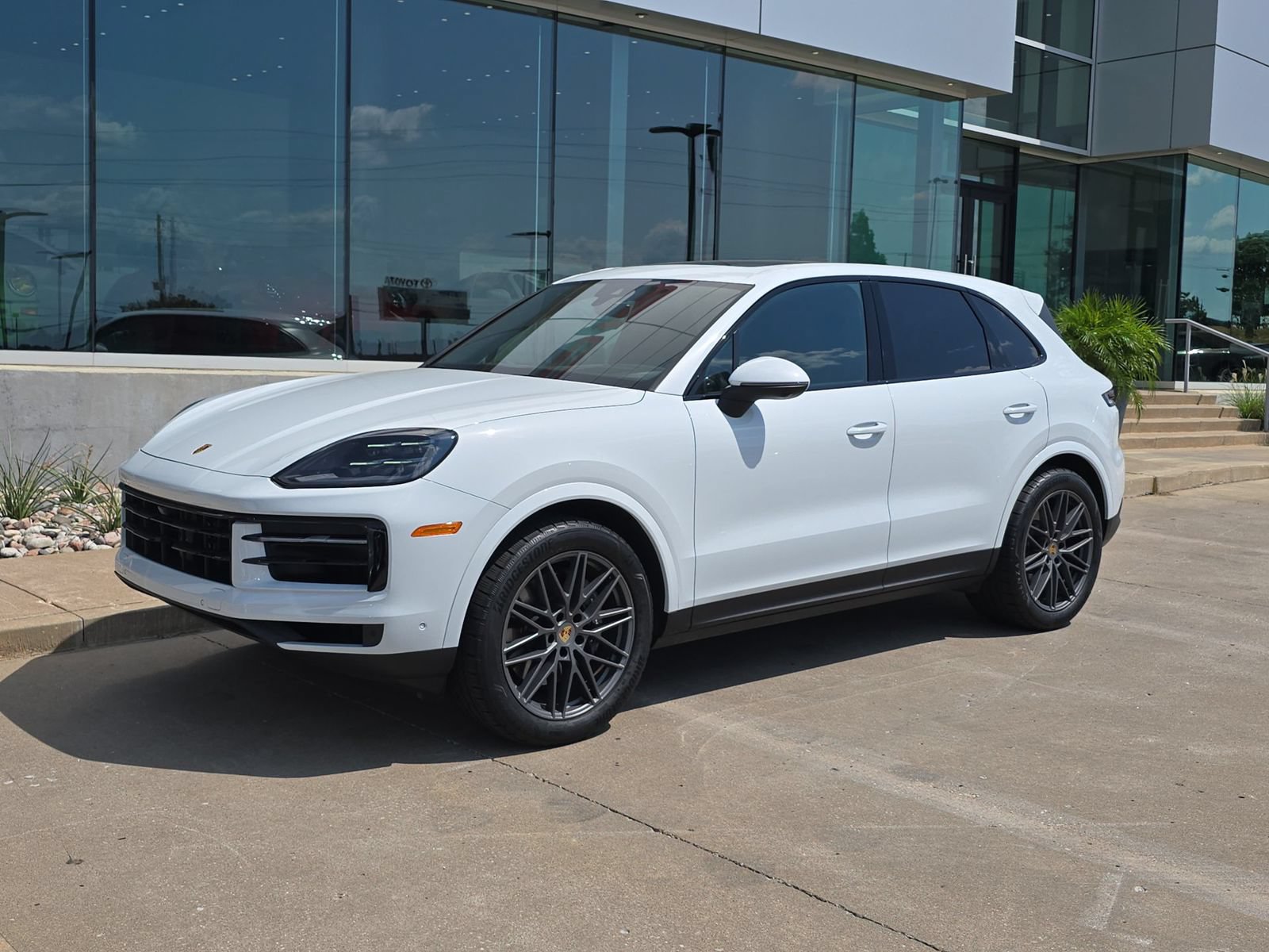 Used 2024 Porsche Cayenne AWD/4WD image 1