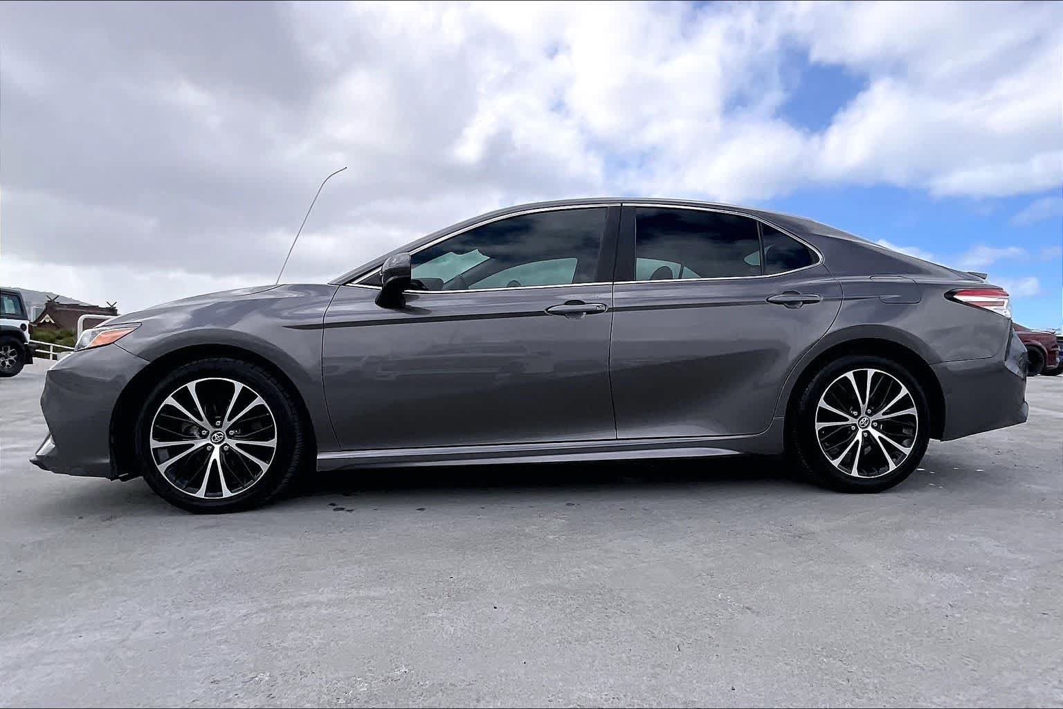 Used 2020 Toyota Camry SE FWD image 3