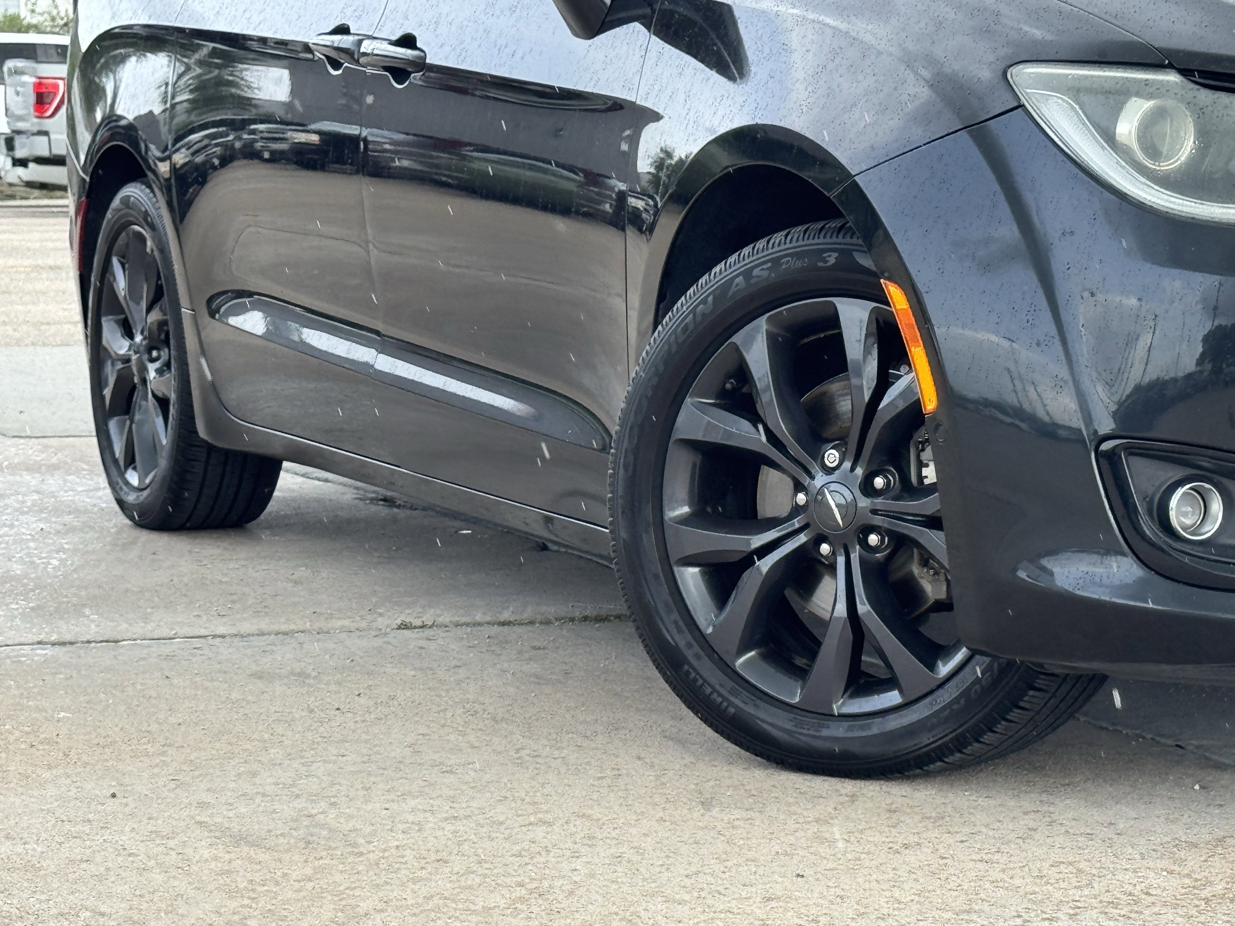 Used 2019 Chrysler Pacifica Touring-L Plus w/ Advanced Safetytec Group FWD image 12