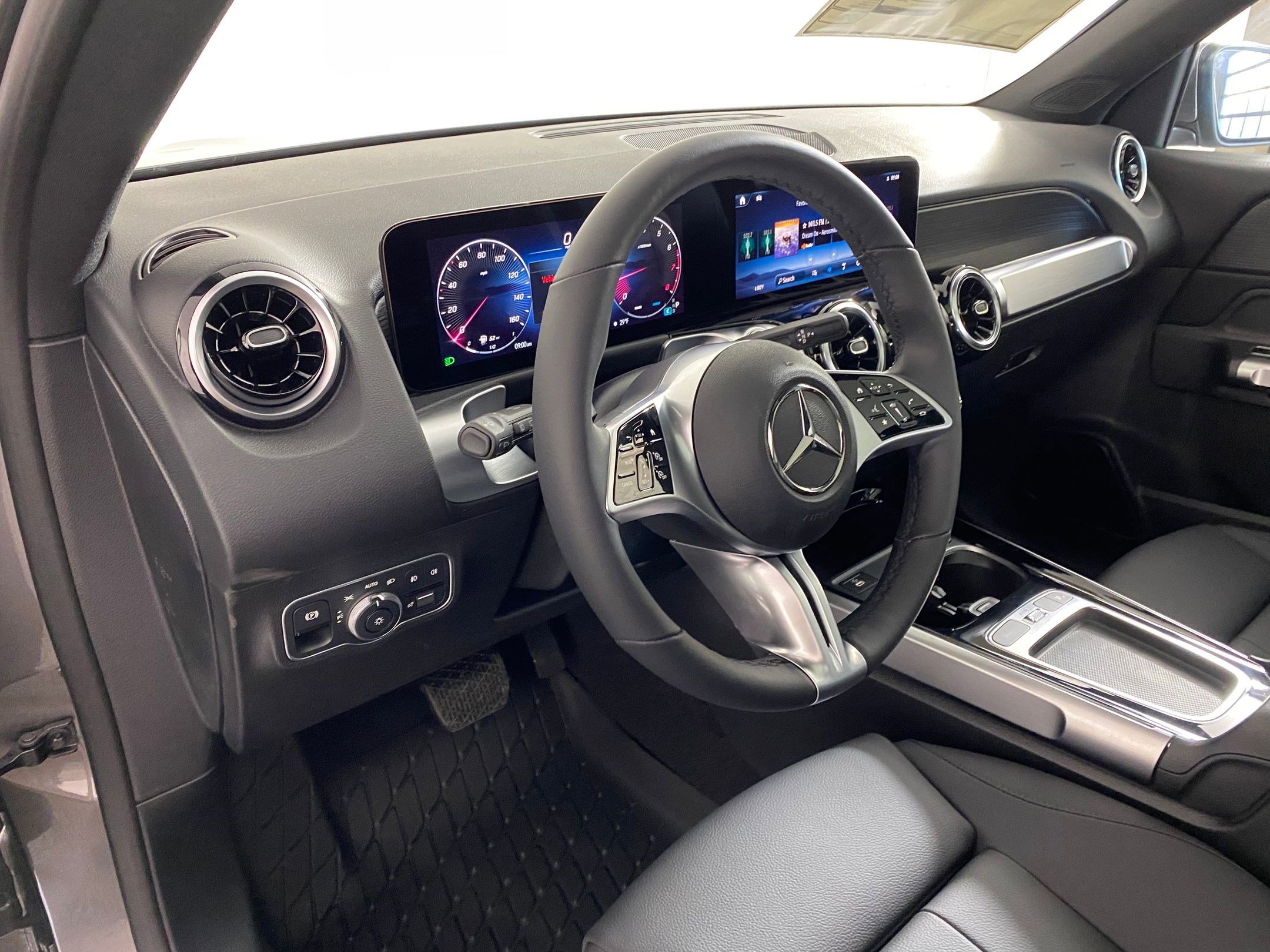 Used 2026 Mercedes-Benz GLB 250 4MATIC image 4