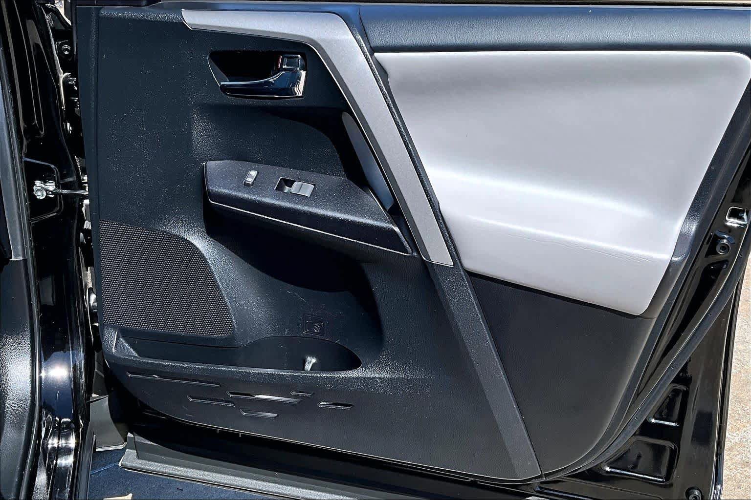 Used 2018 Toyota RAV4 XLE FWD image 26