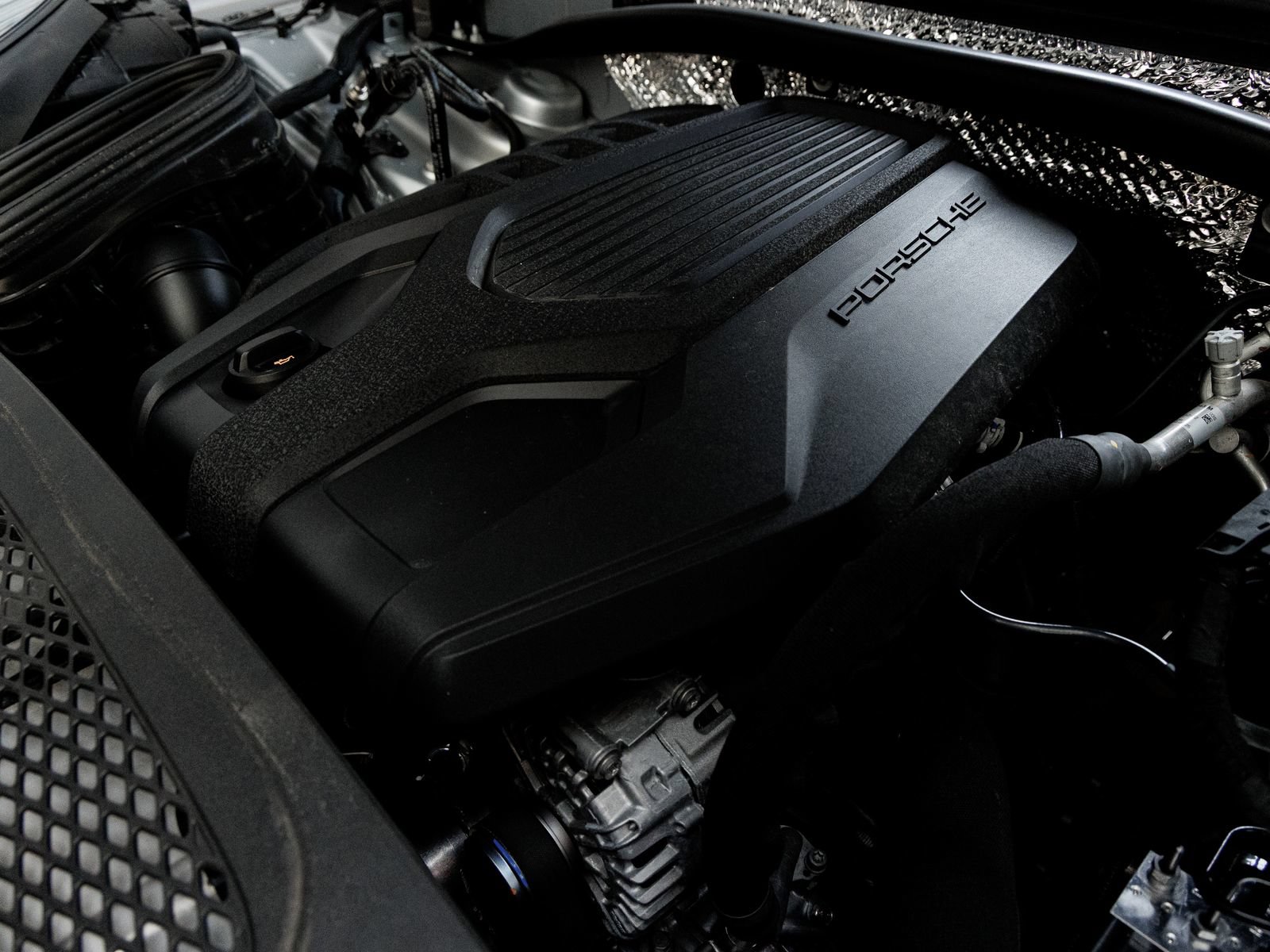 Used 2025 Porsche Macan AWD/4WD image 41