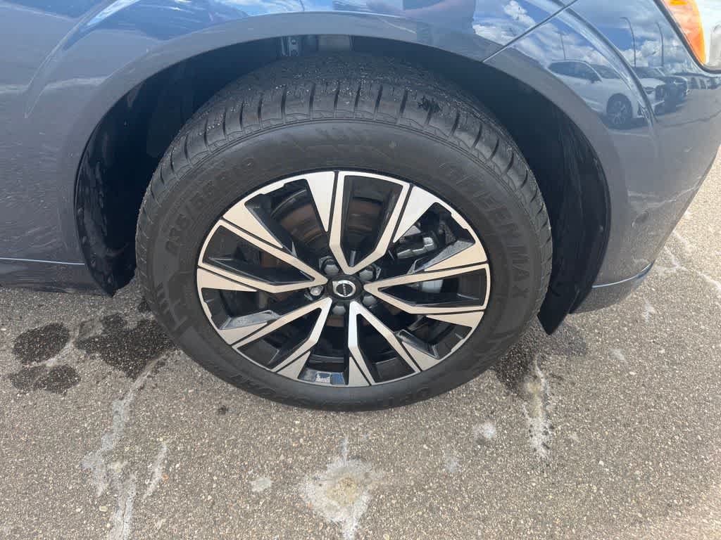 Used 2025 Volvo XC60 B5 Plus AWD/4WD image 12