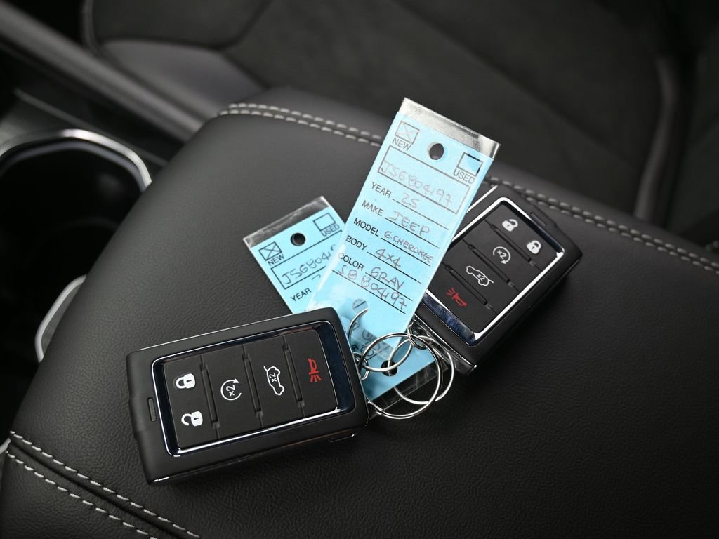 New 2025 Jeep Grand Cherokee Altitude image 19