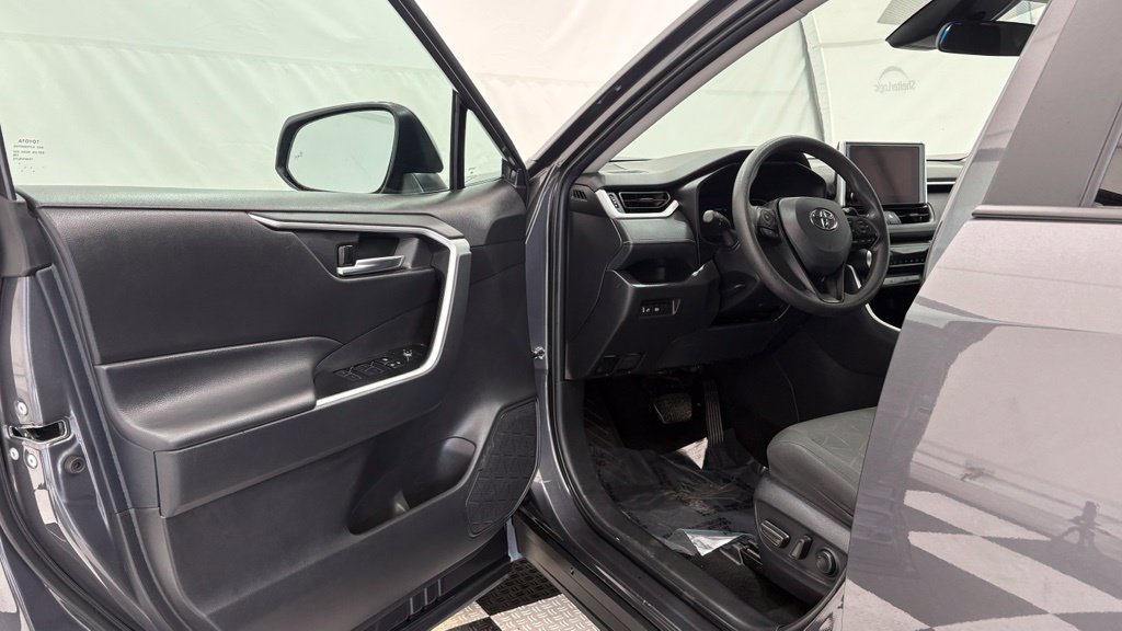 Used 2024 Toyota RAV4 XLE FWD image 32