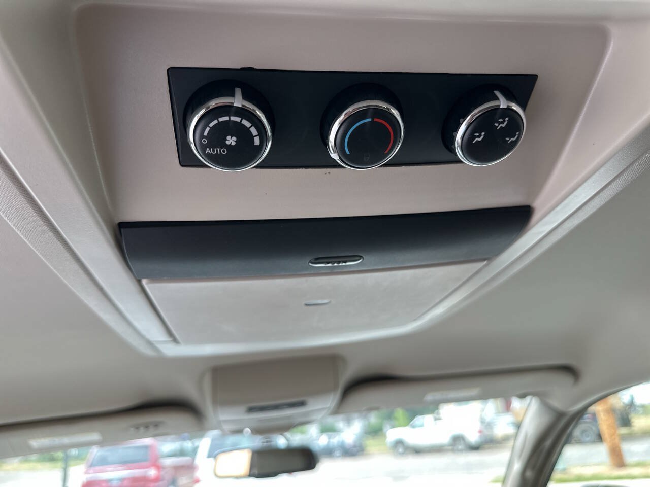Used 2016 Chrysler Town & Country Touring FWD image 14